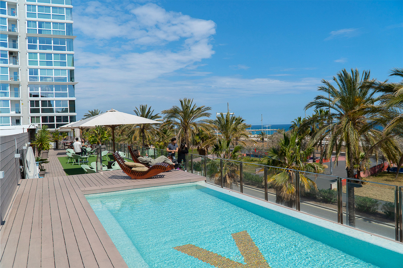 Vue sur la mer et piscine en coworking à Barcelone