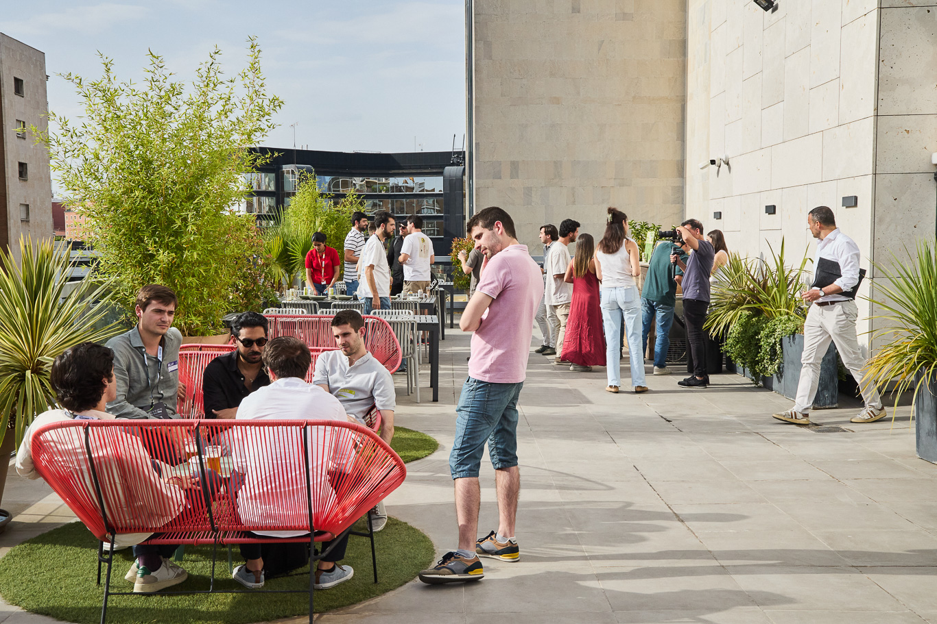 Terraza y networking en espacios de coworking en Madrid